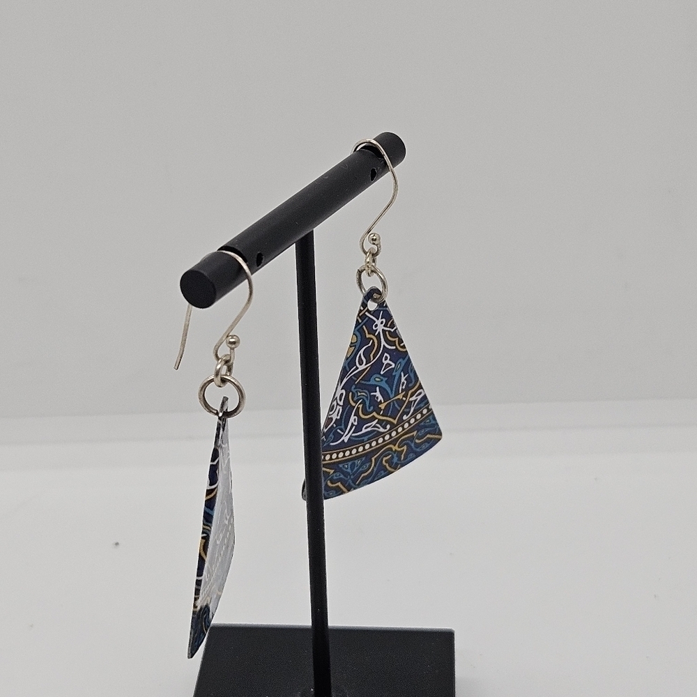Lightweight triangular metal dangle earrings in blue pattern - Picture 2 of 4